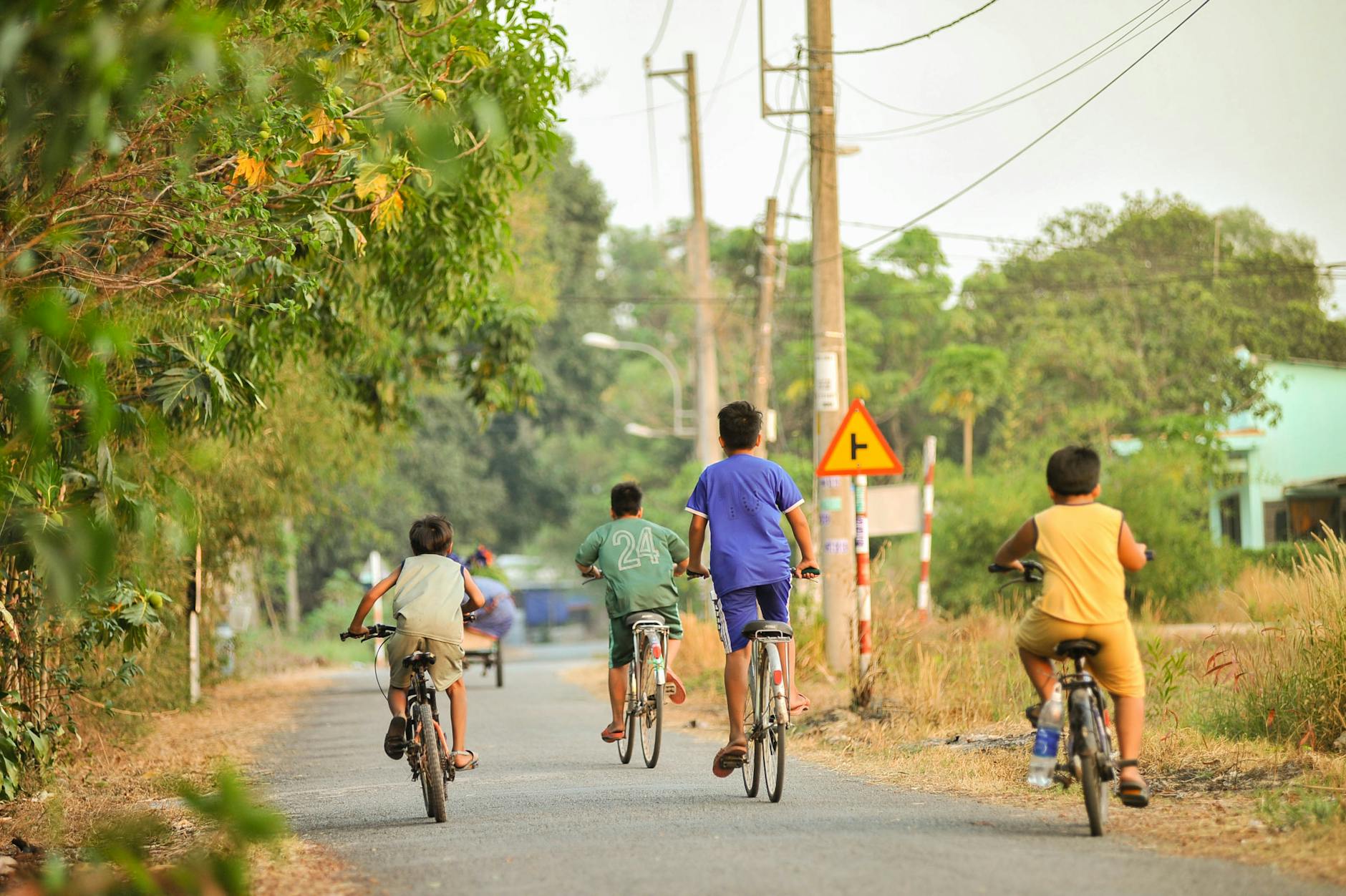 Enfant apprenant le vélo