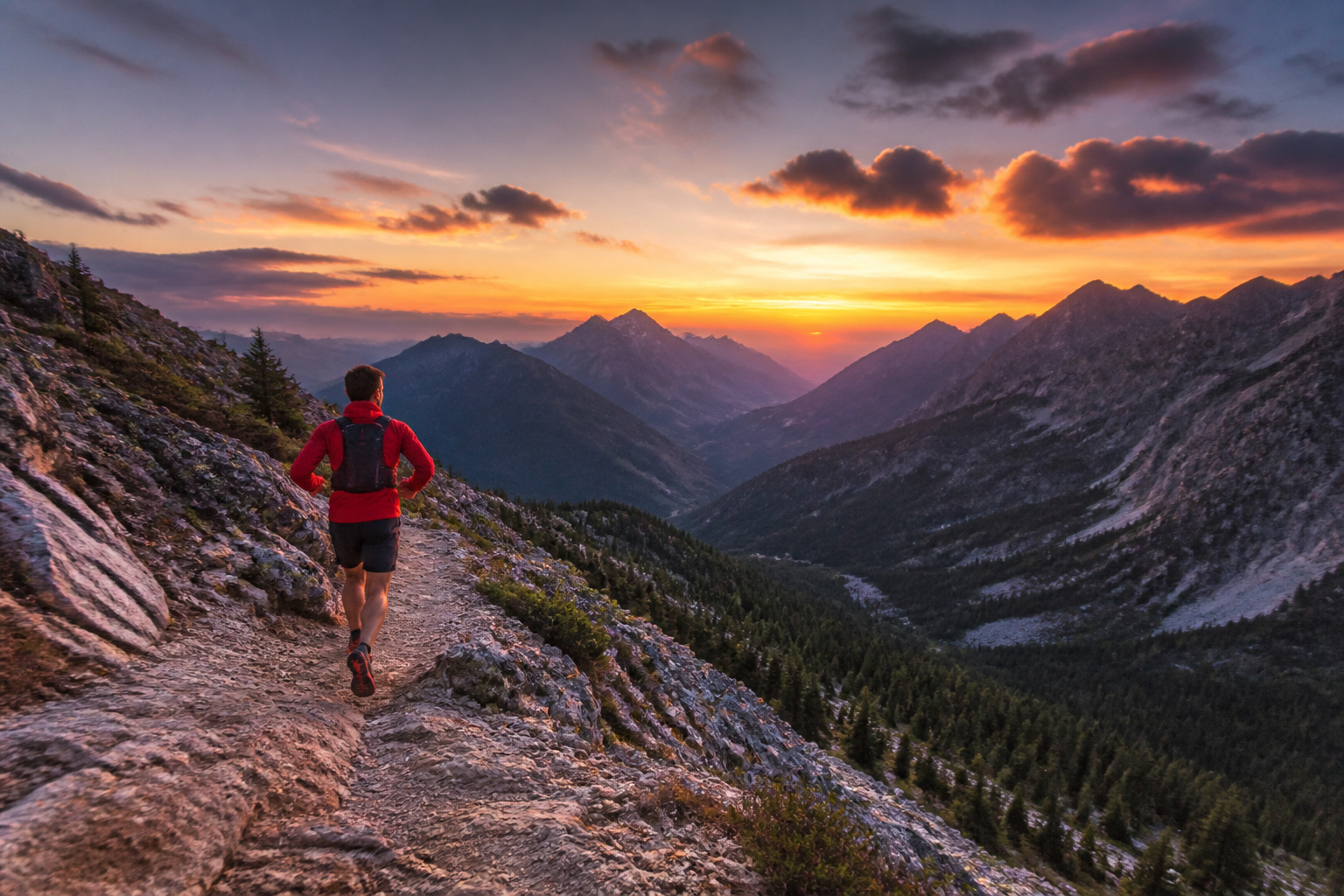 Trail running au levercoucher du soleil
