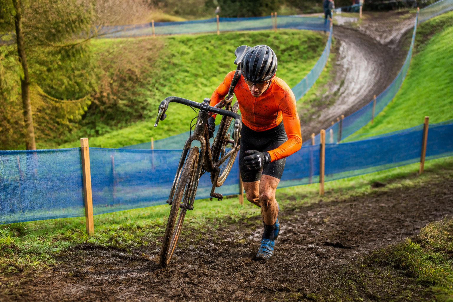 Cyclocross lascension boueuse